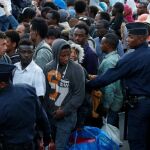 Imagen de archivo de agentes franceses en el norte de París en un centro de recepción de inmigrantes ´/ Reutrers