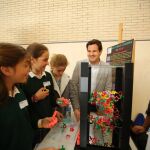 José de la Uz, alcalde de Las Rozas, asiste a la presentación de los inventos del I Torneo Municipal de Robótica Educativa