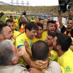 El jugador de la UD Las Palmas Juan Carlos Valerón (c) celebra con sus compañeros el ascenso a Primera División tras vencer por 2-0 al Real Zaragoza