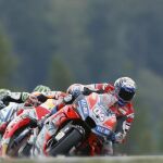 Andrea Dovizioso en cabeza durante el Gran Premio de la República Checa