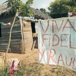 Pancarta colgada de un tendedero en Holguín, donde hoy se celebra el 56 aniversario de la revolución