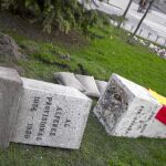 Los operarios municipales derribaron el monolito ante la oposición de varios vecinos. Algunos, pusieron la bandera nacional