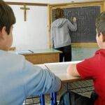 El Consejo Escolar del Estado cree que cada centro debe decidir sobre los crucifijos. En la imagen, un clase impartida en un aula con una cruz