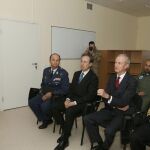 Pedro Morenés , acompañado por el jefe de Estado Mayor de la Defensa (Jemad), almirante general Fernando García Sánchez, durante la estancia en la base lituana de Vilkas
