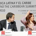 Zapatero observa sorprendido la gesticulación de la presidenta argentina, ayer, en el plenario de la cumbre