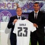 El presidente Florentino Pérez y Danilo, durante el acto de presentación del lateral