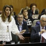 Susana Díaz, junto al vicepresidente Manuel Jiménez Barrios, ayer en el Pleno del Parlamento