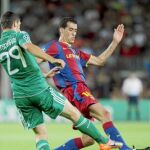 Busquets trata de llevarse el balón ante un jugador danés, en el partido del pasado miércoles. El azulgrana sigue confiando en su equipo