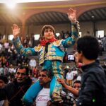 Roca Rey sale a hombros de la plaza de toros de Acho (Lima)