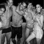 Imagen del modelo bilbaíno (en el centro) rodeado de amigos en Plugia