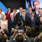 “Foto de familia” de Jorge Fernández Díaz y algunos de los principales asistentes al acto de La Razón