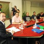 El consejero de Universidades y Empresa, Salvador Marín (izquierda)
