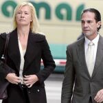 Ana Duato sale ayer de la Audiencia junto a su abogado después de que el juez le notificara la querella