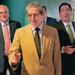 El presidente de Unicaja, Braulio Medel, en primer plano, seguido por el de Cajasol, Antonio Pulido