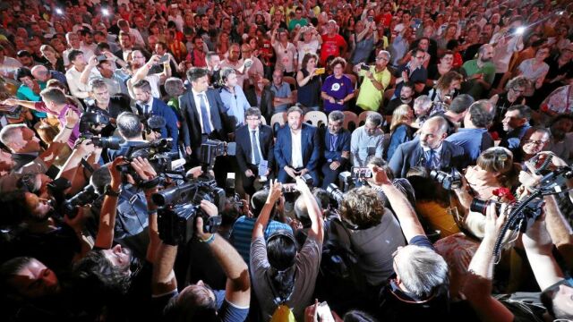 Puigdemont y Junqueras pidieron ayer el voto a pesar de la advertencia del Gobierno de que la campaña es ilegal