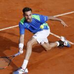 El tenista español Marcel Granollers devuelve la bola al belga David Goffin durante el partido