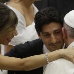El Papa felicita a unos recién casados durante la audiencia de hoy en el Vaticano