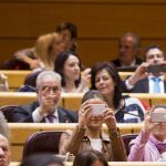 Los senadores se hacen fotos de recuerdo en la Cámara Alta