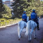 La Policía Municipal ha reforzado la vigilancia con un dispositivo en el que hay patrullas a caballo