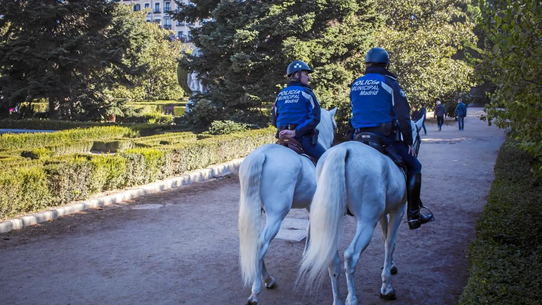 La Policía Municipal ha reforzado la vigilancia con un dispositivo en el que hay patrullas a caballo