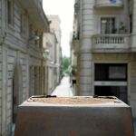 Una imagen de la base de la escultura desaparecida fotografiada ayer. Abajo, la obra sustraída original de Eusebi Arnau / Miquel gonzález/Shooting / Viquipèdia
