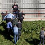 Personal de la funeraria y agentes de la Ertzaintza trasladan el cuerpo sin vida de la mujer fallecida en Bilbao al caer por una ventana.