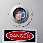 Una imagen de Trump en el portaaviones estadounidense «USS Carl Vinson», en Filipinas