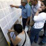 Ciudadanos colombianos residentes en Madrid comprueban su inclusión en el censo antes de votar en las urnas instaladas en la Embajada de su país en España