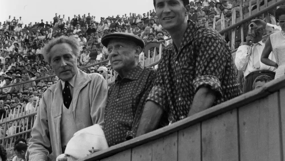 Pablo Picasso acompañado de Jean Cocteau y Luis Miguel Dominguín en una corrida de toros en Francia