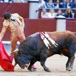 Derechazo de Roca Rey al ejemplar de Juan Pedro Domecq en su segundo paseíllo de la feria