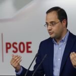 César Luena, durante la rueda de prensa que ha ofrecido en la sede de Ferraz.