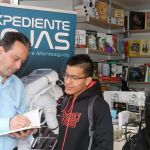 Pierre Monteagudo firma un ejemplar en la caseta de la librería Maxtor en Valladolid