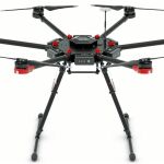 DJI-M600 cuesta unos 3.800 euros en Amazon. Un curso de pilotaje de drones, unos 600. Resulta relativamente barato manejar este potencial arma