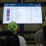 Una pareja observa una pantalla en la que se muestra información sobre los vuelos durante la huelga de 24 horas convocada por los pilotos de Ryanair en el aeropuerto de Berlín (Alemania) / Foto: Efe