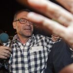 José María Fraile, exalcalde de Parla, saliendo de la carcel del Soto.