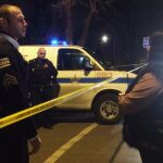 La policía de Chicago mantiene acordonada una zona esta noche.