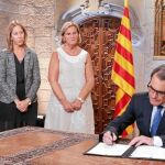 TV3 fue el único medio de comunicación que pudo informar in situ de la firma de la convocatoria de elecciones