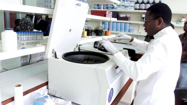 Un médico de una ONG con una vacuna contra el sida en Kenia, en una imagen de archivo