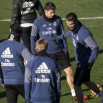 El centrocampista colombiano del Real Madrid James Rodríguez (2d), y el delantero portugués Cristiano Ronaldo.