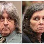 En la audiencia, Louise Turpin se secó los ojos con un pañuelo mientras se reproducía la grabación de su hija. Foto: Frederick M. Brown/Pool via REUTERS