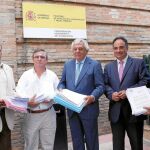 Representantes de la plataforma «Sevilla por su Puerto», ayer con el presidente de la CHG