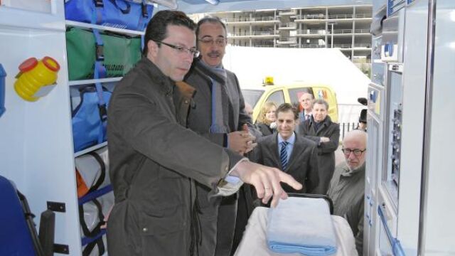 Fernández Lasquetty, junto al gerente del SUMMA 112, presentó ayer las nuevas ambulancias con desfibrilador semiautomático y sistemas de retención pediátrica