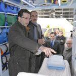 Fernández Lasquetty, junto al gerente del SUMMA 112, presentó ayer las nuevas ambulancias con desfibrilador semiautomático y sistemas de retención pediátrica