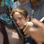 Familiares lloran la muerte de sus seres queridos mientras esperan la entrega de sus cuerpos en una morgue en Estambul (Turquía).