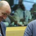 El nuevo ministro griego de Finanzas, Euclides Tsakalotos conversa con Luis de Guindos, antes del inicio de una reunión especial de los ministros de Finanzas de la Unión Europea en Bruselas.