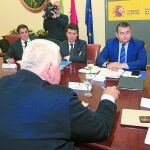 Un momento de la reunión ayer en la Delegación del Gobierno
