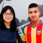 Zakaria Bakkali en su presentación con el Valencia.