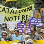 Un grupo de personas se manifestó ayer en contra de la presencia de Felipe VI en los homenajes a las víctimas / Efe