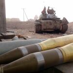Milicianos leales al presidente yemení Abdo Rabbo Mansour Hadi durante los enfrentamientos contra Hutíes en Adén (Yemen).