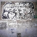 Los rostros de los comunistas Marx, Lenin, Stalin y Mao (junto a Engels, segundo por la izda.) pintados en una casa en Shangai, China